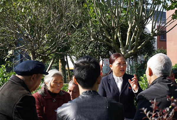 姚庆英与村民讨论实施乡村振兴战略后两河村的发展